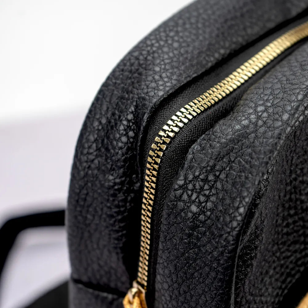 Gold zipper closure of the crossbody bag